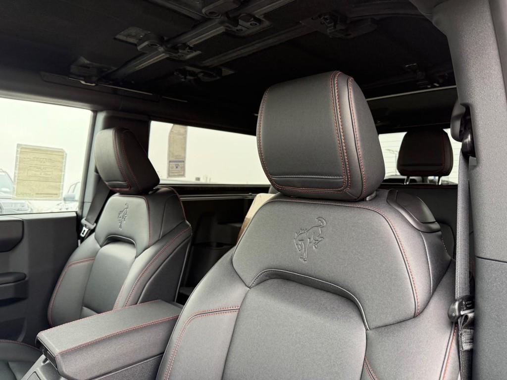 Ford Bronco Vehicle Full-screen Gallery Image 5