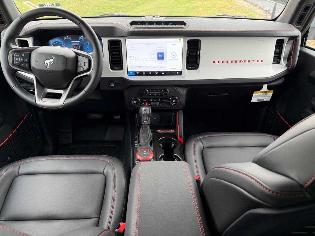 Ford Bronco Vehicle Full-screen Gallery Image 12