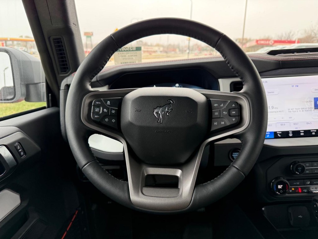 Ford Bronco Vehicle Full-screen Gallery Image 13