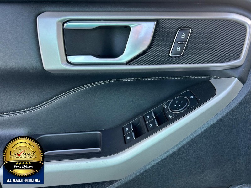 Ford Explorer Vehicle Full-screen Gallery Image 8