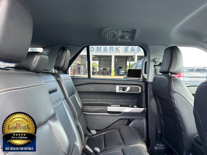 Ford Explorer Vehicle Full-screen Gallery Image 15