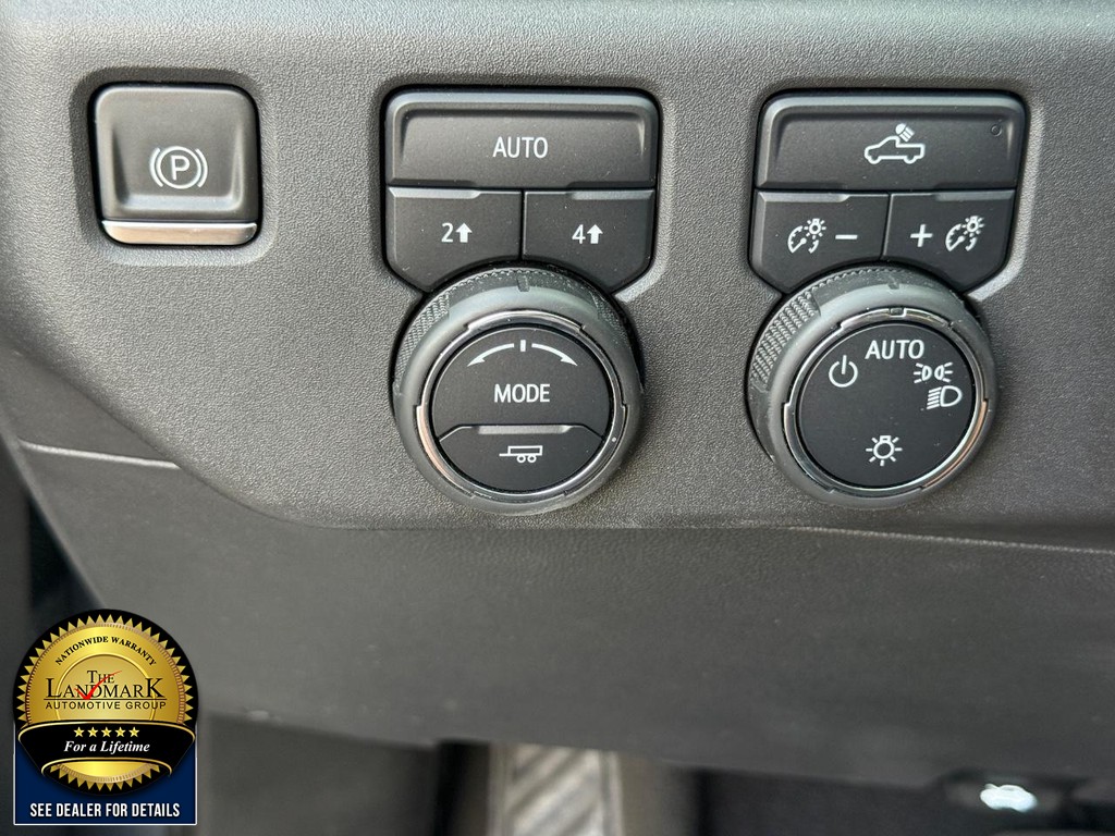 Chevrolet Silverado 1500 Vehicle Full-screen Gallery Image 24