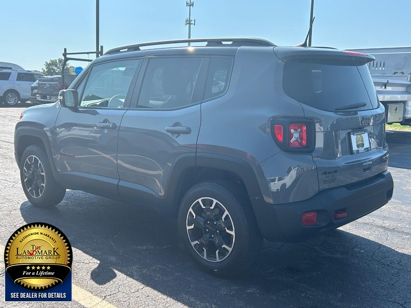 Jeep Renegade Vehicle Full-screen Gallery Image 6