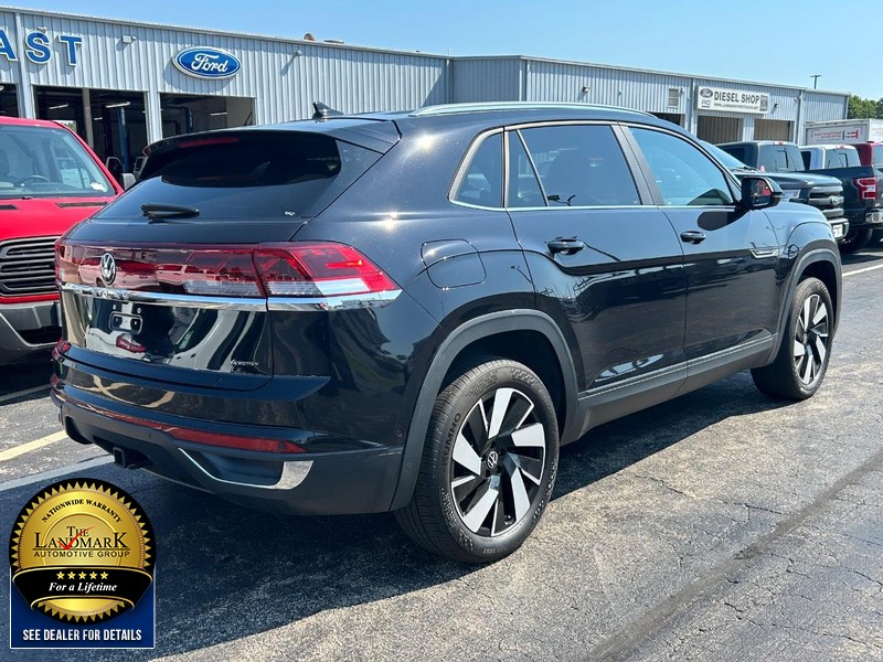 Volkswagen Atlas Cross Sport Vehicle Full-screen Gallery Image 3