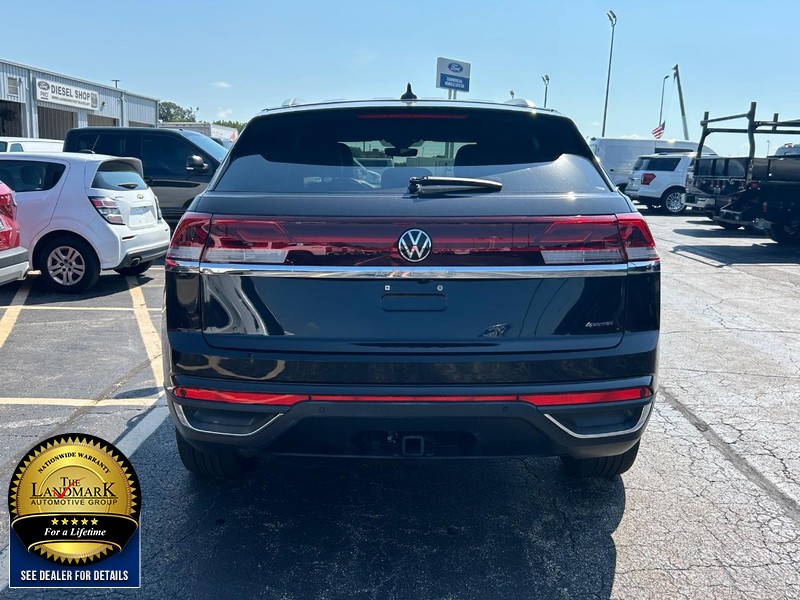 Volkswagen Atlas Cross Sport Vehicle Full-screen Gallery Image 7