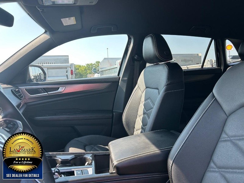 Volkswagen Atlas Cross Sport Vehicle Full-screen Gallery Image 9