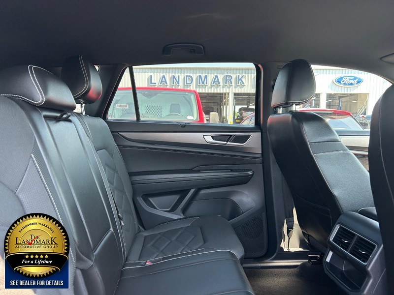 Volkswagen Atlas Cross Sport Vehicle Full-screen Gallery Image 15