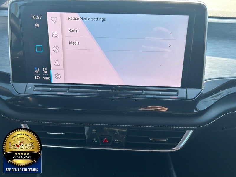 Volkswagen Atlas Cross Sport Vehicle Full-screen Gallery Image 18