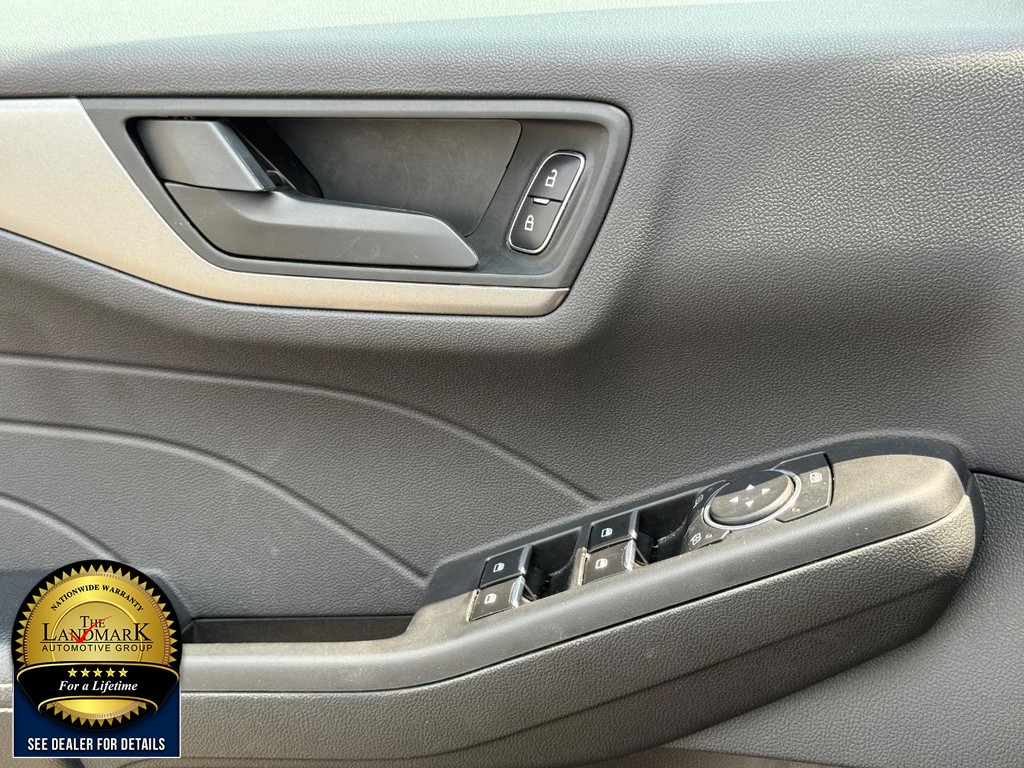 Ford Escape Vehicle Full-screen Gallery Image 08