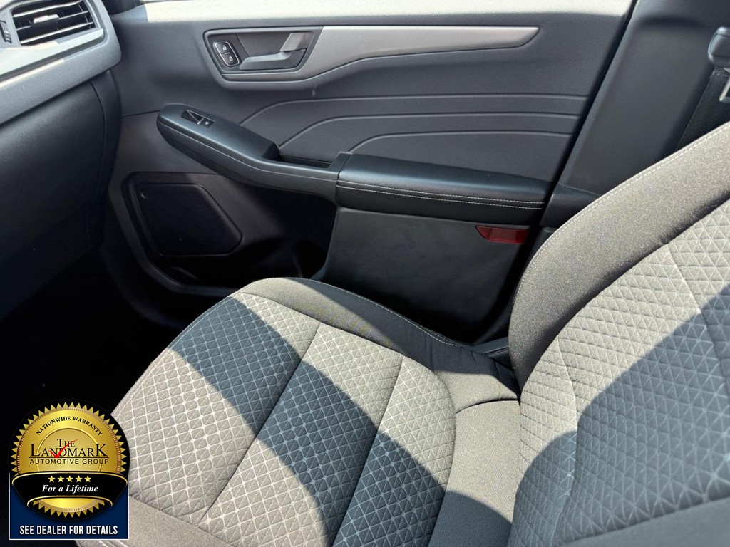 Ford Escape Vehicle Full-screen Gallery Image 19