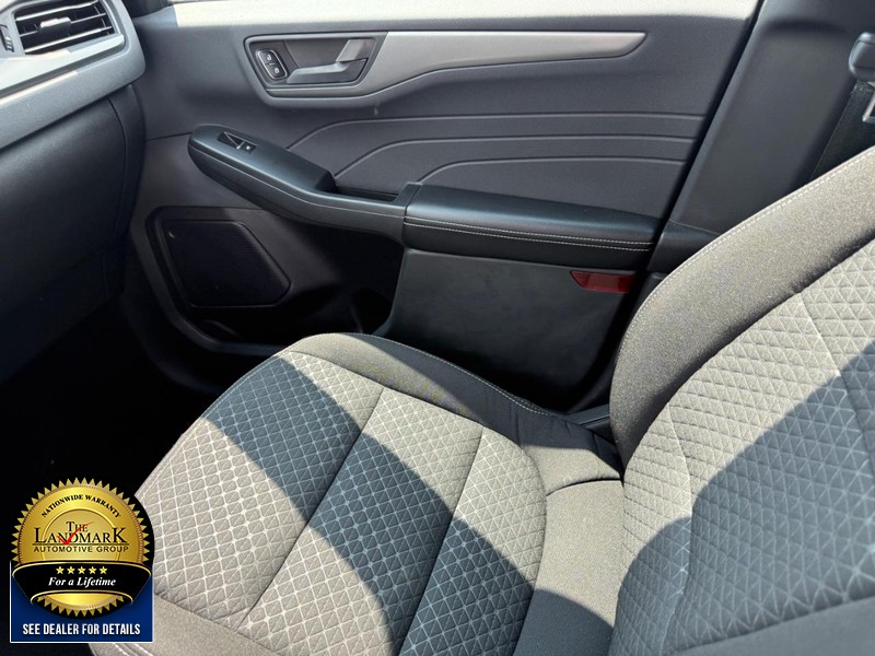 Ford Escape Vehicle Full-screen Gallery Image 20