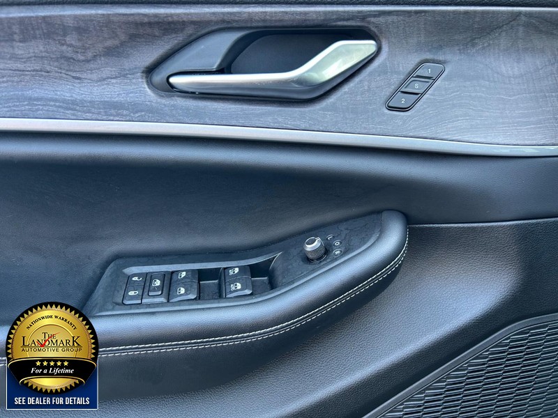 Jeep Grand Cherokee L Vehicle Full-screen Gallery Image 7