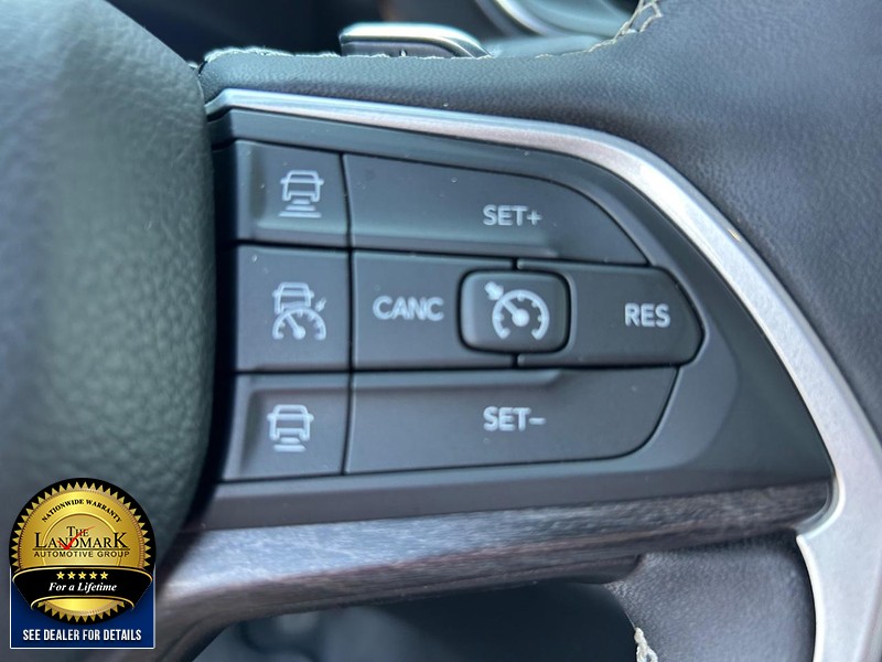 Jeep Grand Cherokee L Vehicle Full-screen Gallery Image 10