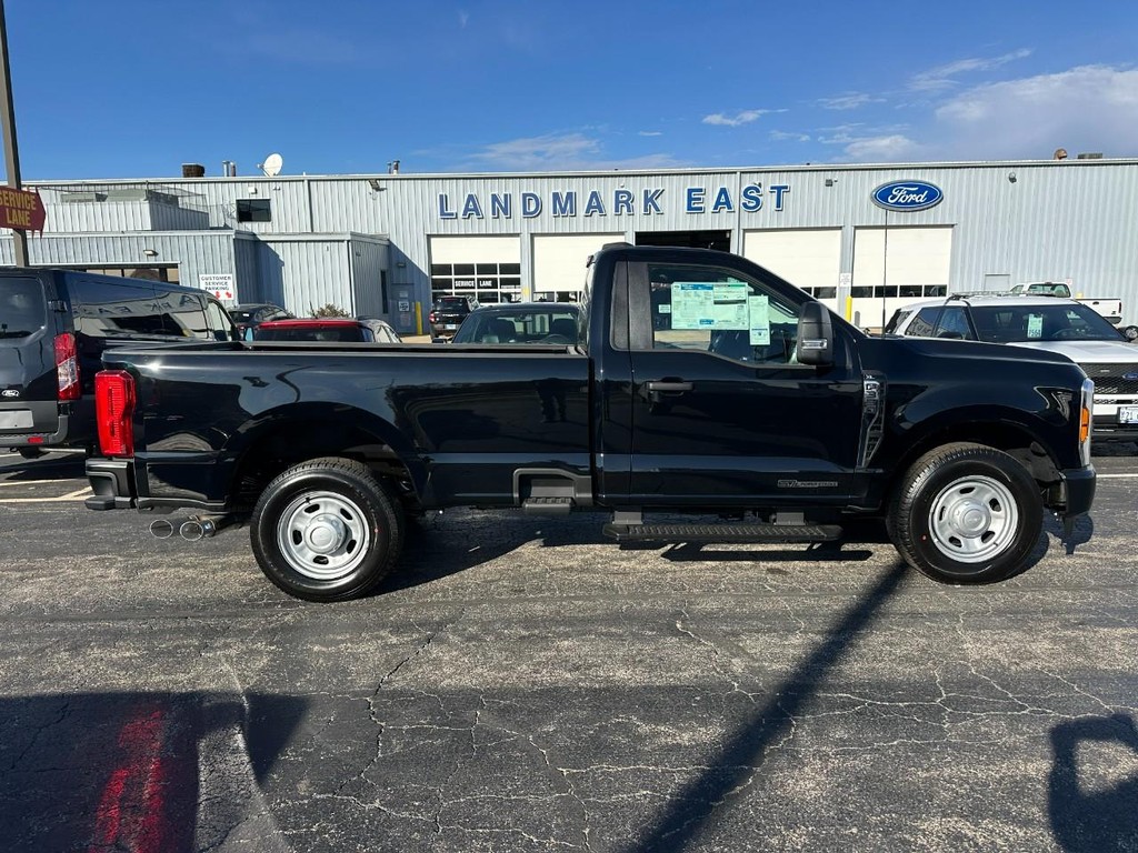 Ford Super Duty F-350 SRW Vehicle Full-screen Gallery Image 2