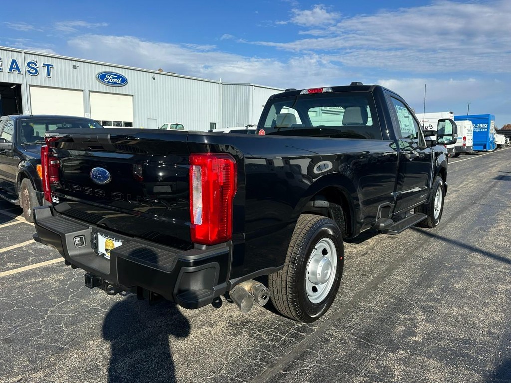 Ford Super Duty F-350 SRW Vehicle Full-screen Gallery Image 3