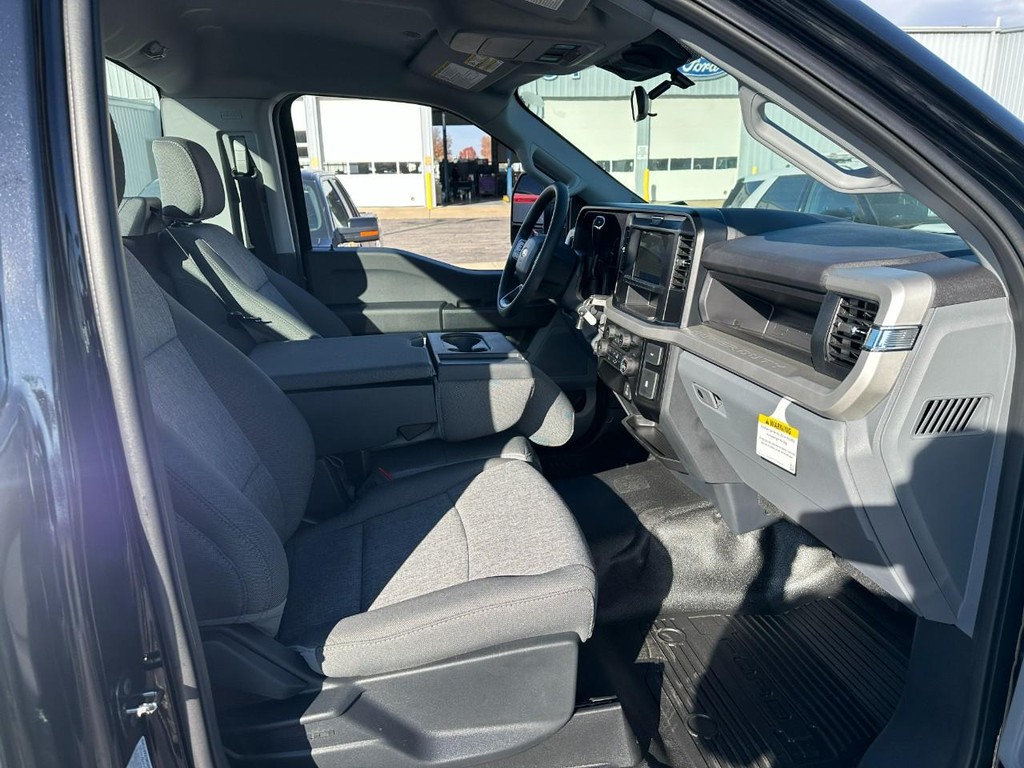 Ford Super Duty F-350 SRW Vehicle Full-screen Gallery Image 4