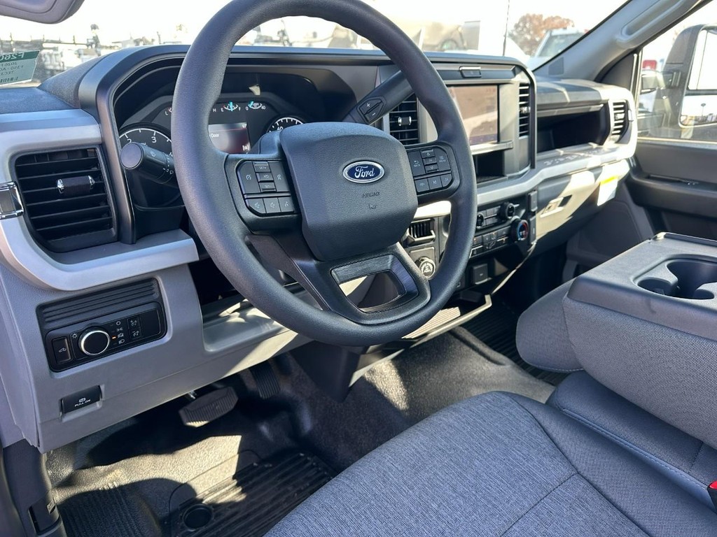 Ford Super Duty F-350 SRW Vehicle Full-screen Gallery Image 7