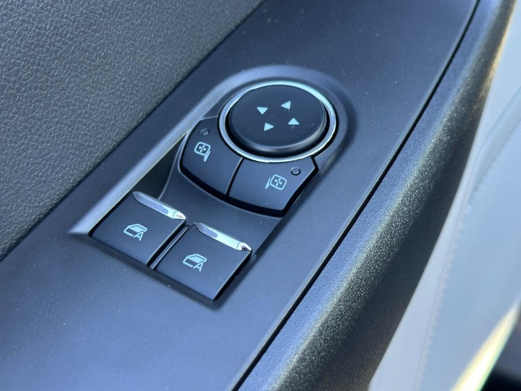 Ford Super Duty F-350 SRW Vehicle Full-screen Gallery Image 8