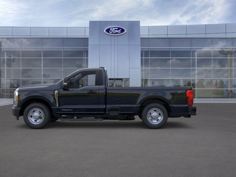 Ford Super Duty F-350 SRW Vehicle Full-screen Gallery Image 3