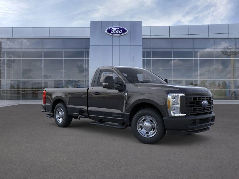 Ford Super Duty F-350 SRW Vehicle Full-screen Gallery Image 7