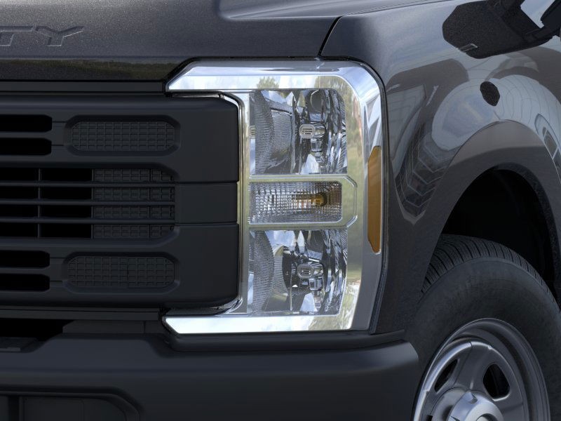 Ford Super Duty F-350 SRW Vehicle Full-screen Gallery Image 18