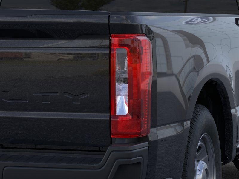 Ford Super Duty F-350 SRW Vehicle Full-screen Gallery Image 21