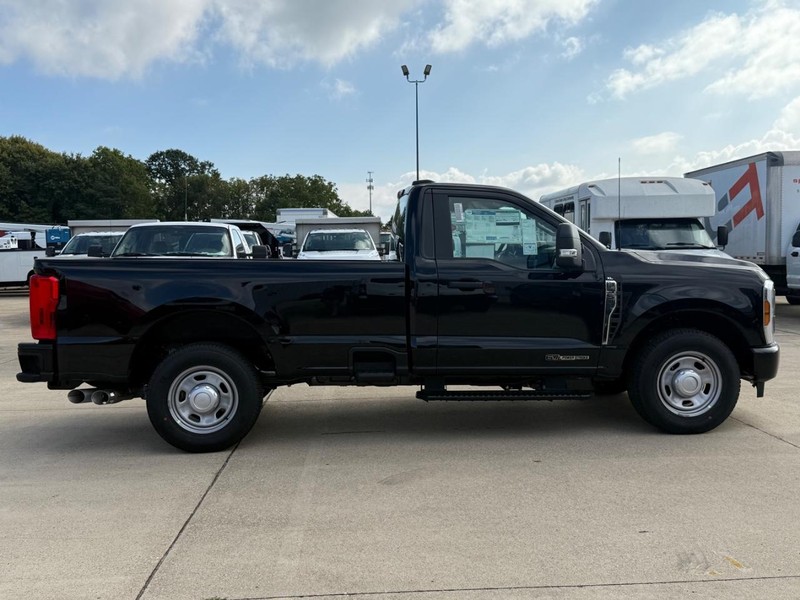 Ford Super Duty F-350 SRW Vehicle Full-screen Gallery Image 23