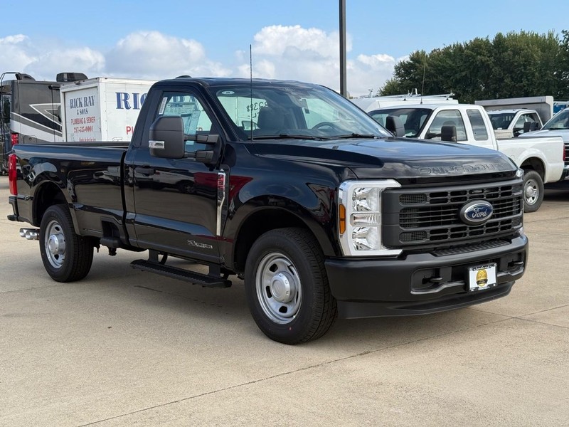 Ford Super Duty F-350 SRW Vehicle Full-screen Gallery Image 24