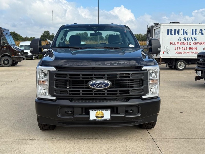 Ford Super Duty F-350 SRW Vehicle Full-screen Gallery Image 25