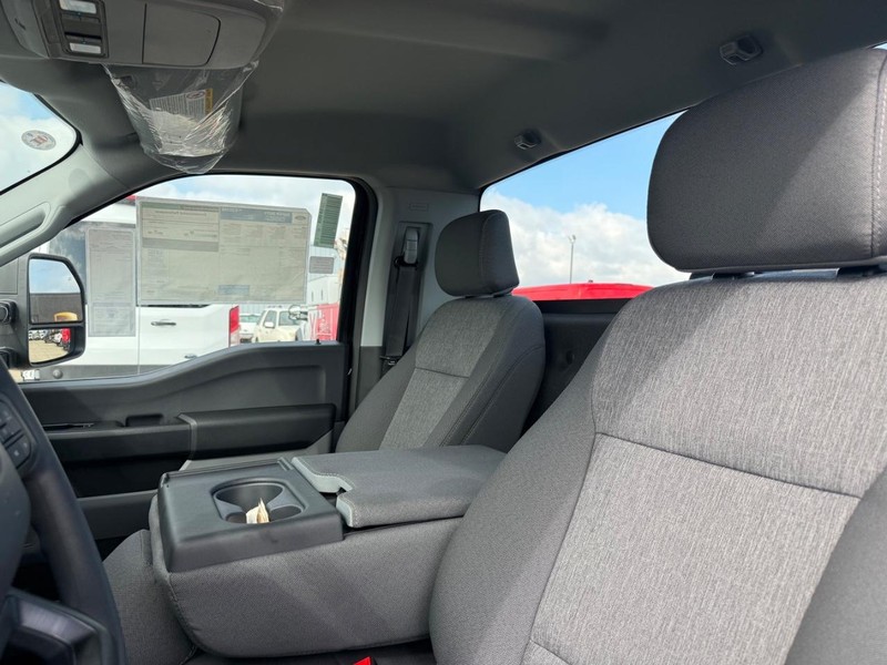 Ford Super Duty F-350 SRW Vehicle Full-screen Gallery Image 26