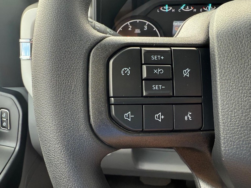 Ford Super Duty F-350 SRW Vehicle Full-screen Gallery Image 27