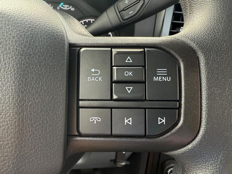 Ford Super Duty F-350 SRW Vehicle Full-screen Gallery Image 28