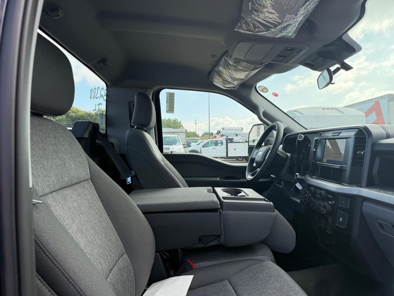 Ford Super Duty F-350 SRW Vehicle Full-screen Gallery Image 30