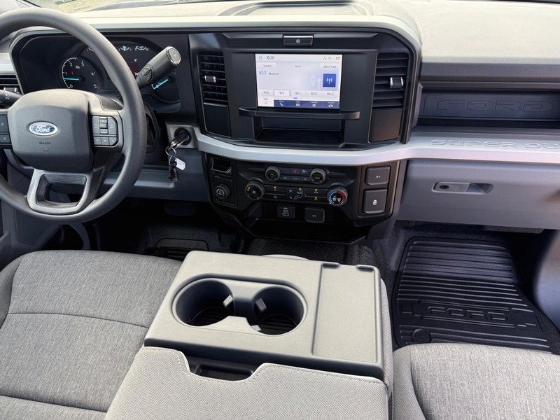 Ford Super Duty F-350 SRW Vehicle Full-screen Gallery Image 31