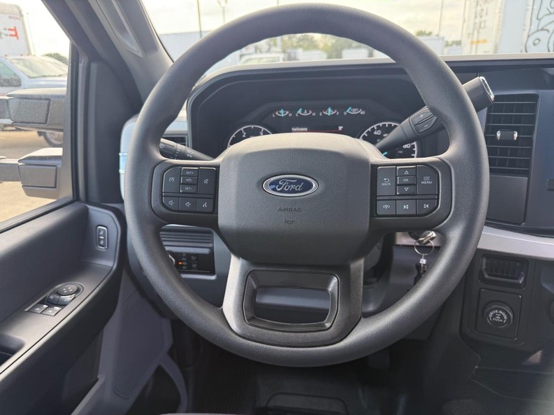 Ford Super Duty F-350 SRW Vehicle Full-screen Gallery Image 32