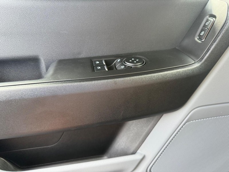 Ford Super Duty F-350 SRW Vehicle Full-screen Gallery Image 37