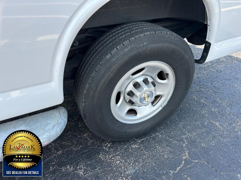 Chevrolet Express Cargo Van Vehicle Full-screen Gallery Image 19