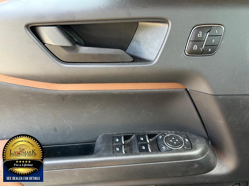 Ford Bronco Sport Vehicle Full-screen Gallery Image 8