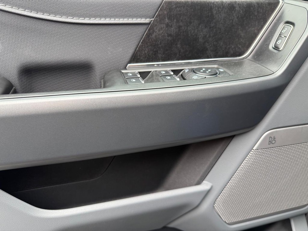 Ford F-150 Lightning Vehicle Full-screen Gallery Image 4