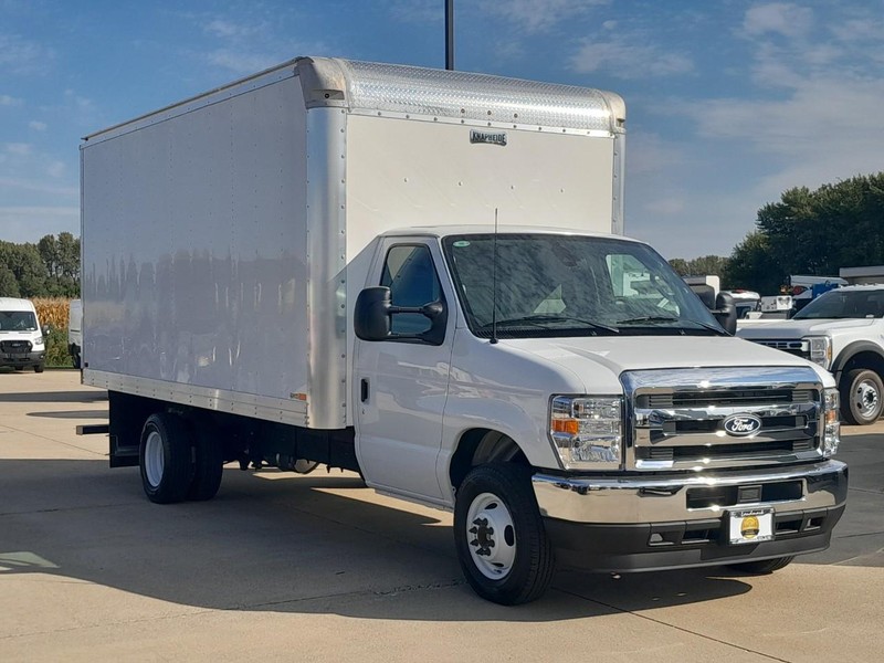 Ford E-Series Cutaway Vehicle Full-screen Gallery Image 2