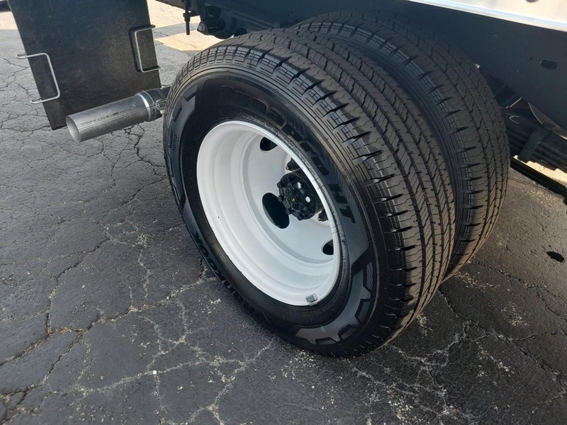 Ford E-Series Cutaway Vehicle Full-screen Gallery Image 13