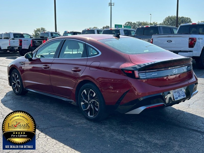 Hyundai Sonata Vehicle Full-screen Gallery Image 06