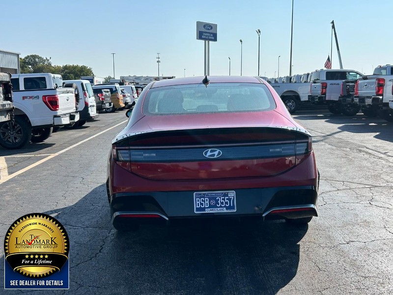 Hyundai Sonata Vehicle Full-screen Gallery Image 07