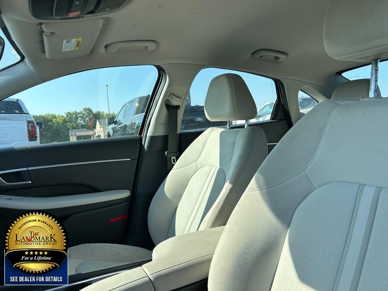 Hyundai Sonata Vehicle Full-screen Gallery Image 09