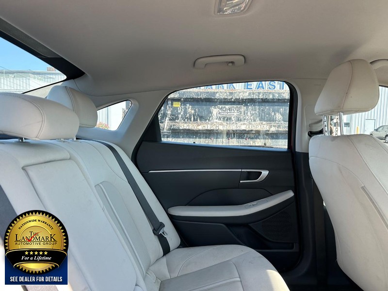 Hyundai Sonata Vehicle Full-screen Gallery Image 15