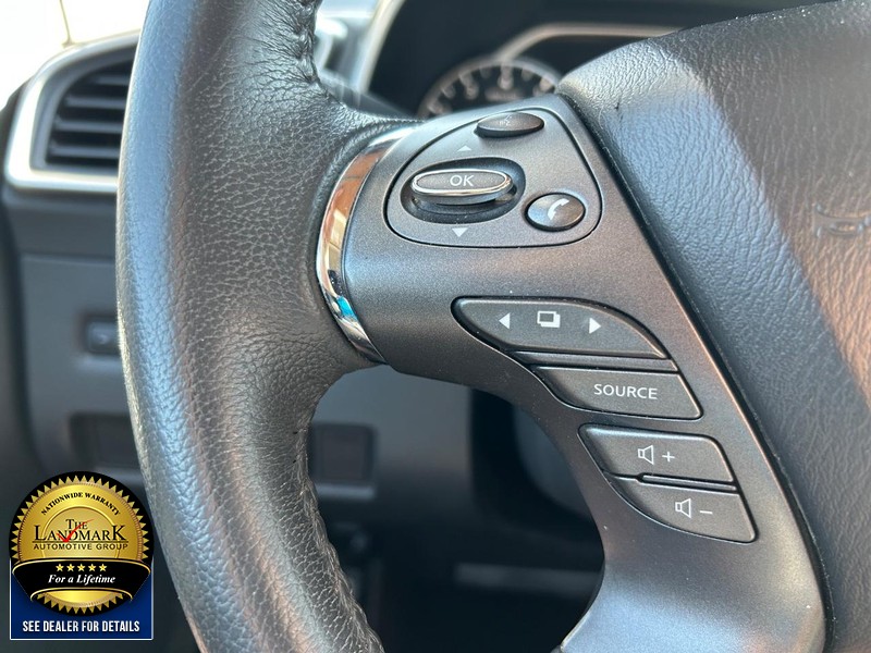 Nissan Murano Vehicle Full-screen Gallery Image 10