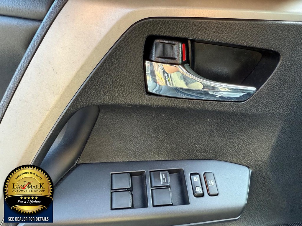 Toyota RAV4 Vehicle Full-screen Gallery Image 8