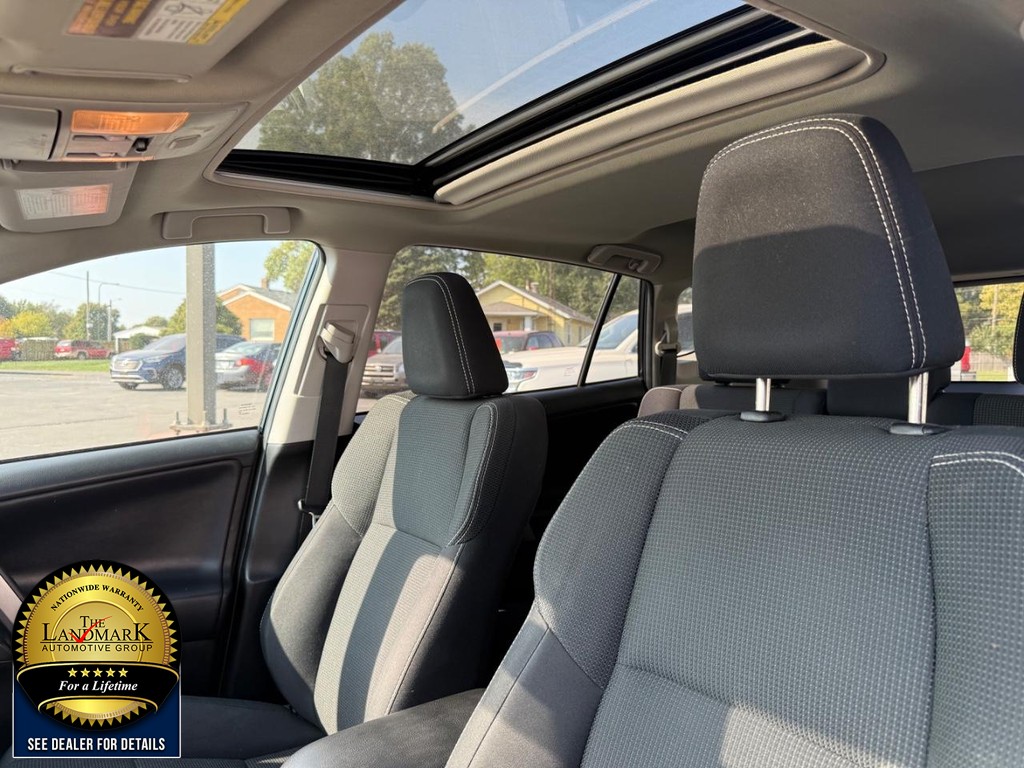 Toyota RAV4 Vehicle Full-screen Gallery Image 9