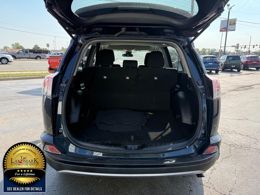 Toyota RAV4 Vehicle Full-screen Gallery Image 18