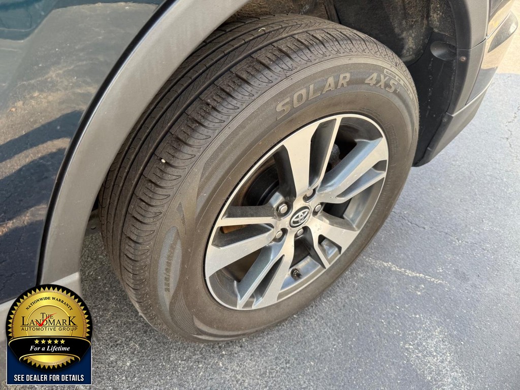 Toyota RAV4 Vehicle Full-screen Gallery Image 19